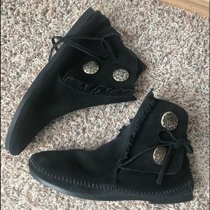 Minnetonka concho fringe black moccasins